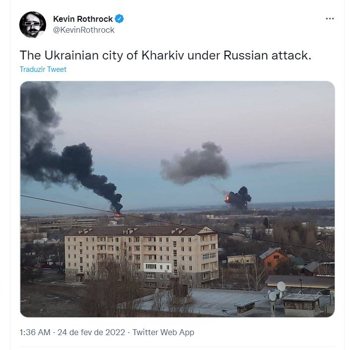 Em print do Twitter, usuário posta vídeo de ataque a míssel na Ucrânia por parte da Rússia. Vê-se muita fumaça em alguns focos de uma cidade, entre prédios - Metrópoles