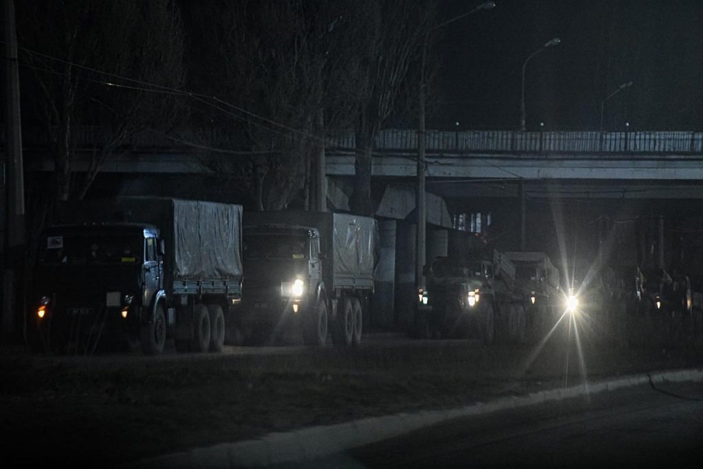 Tanques militares russos e veículos cegos avançam em Donetsk, Ucrânia, 24 de fevereiro de 2022