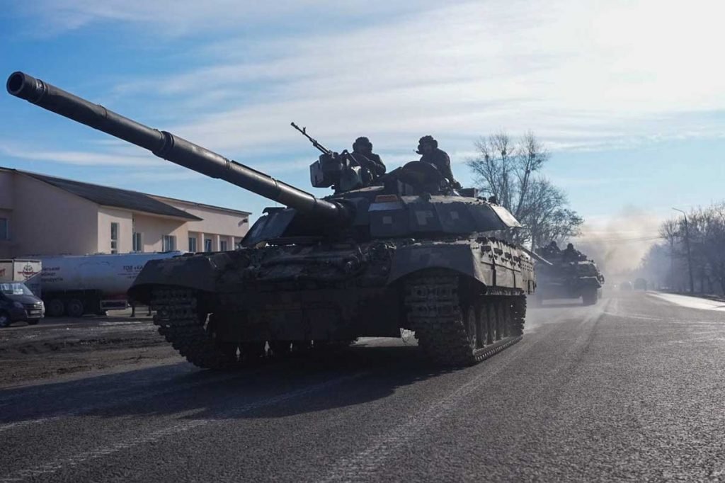 Tanques das forças após ucranianas se movem a operação militar da Rússia em 24 de fevereiro de 2022, em Chuhuiv, Kharkiv Oblast, Ucrânia
