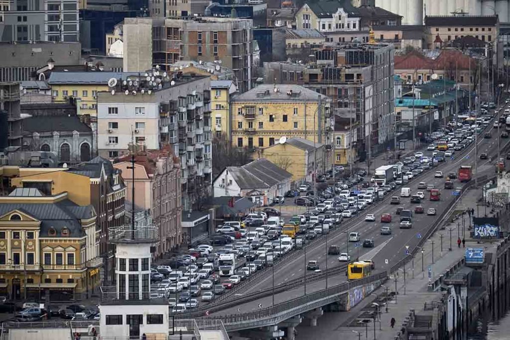 Engarrafamento enorme na saída da capital da Ucrânia, Kiev, após invasão russa no país. Os ucranianos tentam evacuar a cidade com medo dos mísseis - Metrópoles