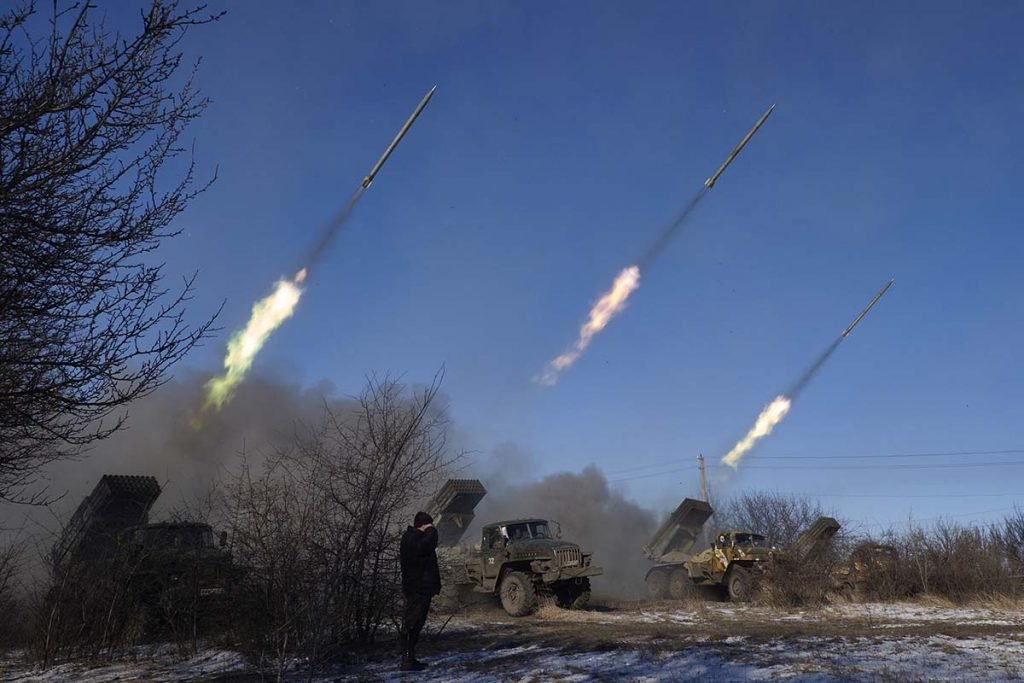 Vuglegirsk, Ucrânia - 18 de fevereiro: rebeldes pró-russos disparam foguetes de artilharia em direção a Debaltseve em 18 de fevereiro de 2015, perto de Vuglegirsk, Ucrânia.  As tropas ucranianas foram forçadas a recuar de Debaltseve após os combates contínuos enquanto os combatentes rebeldes avançam para a cidade, apesar do recente acordo de cessar-fogo