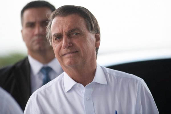 Bolsonaro usa expressão de estranhamento. Ele veste camisa branca-Metrópoles