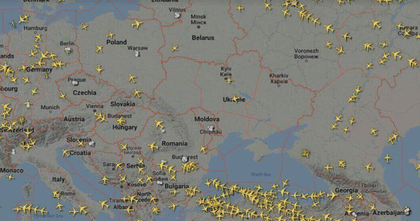 Rastreador de voo mostra aviões desviando da Ucrânia após Rússia autorizar operação. Num mapa acinzentado do leste europeu, os ícones de aviões (em amarelo) aparecem longe do território ucraniano - Metrópoles