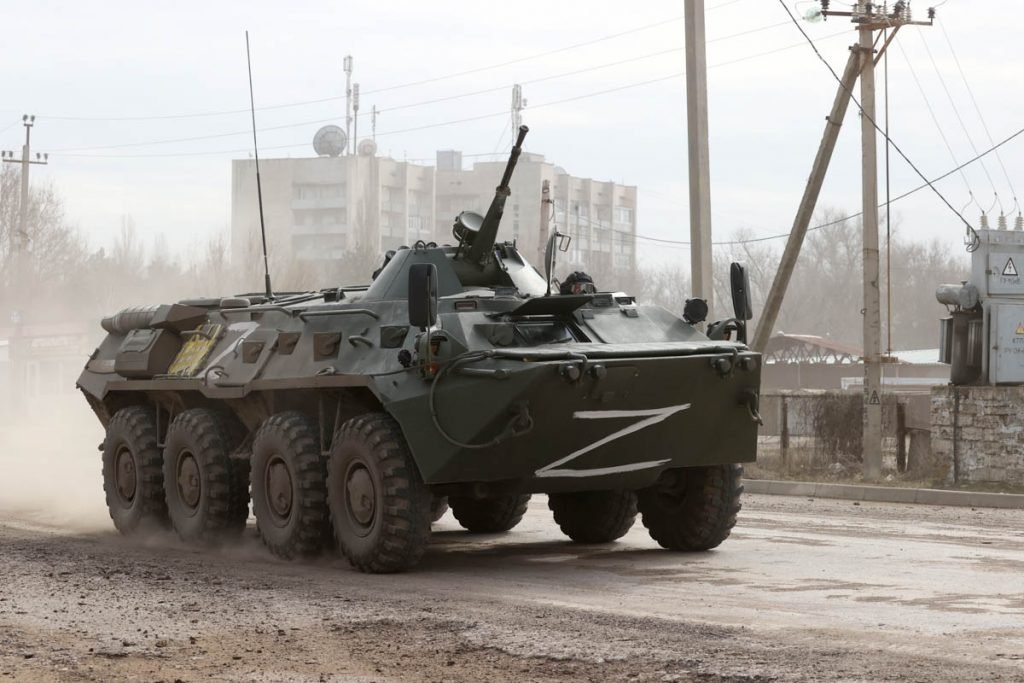 Tanque russo atravessa cidade na Crimeia, área de conflito entre Rússia e Ucrânia. Ao fundo, é possível ver névoa e uma cidade deserta - Metrópoles