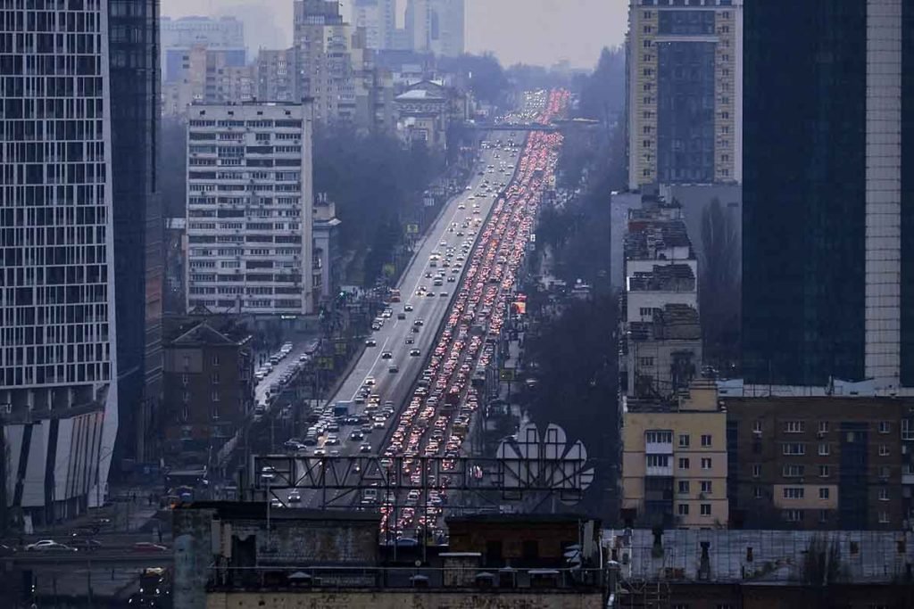 Na imagem aparece uma rodovia da Ucrânia com engarrafamento-Metrópoles