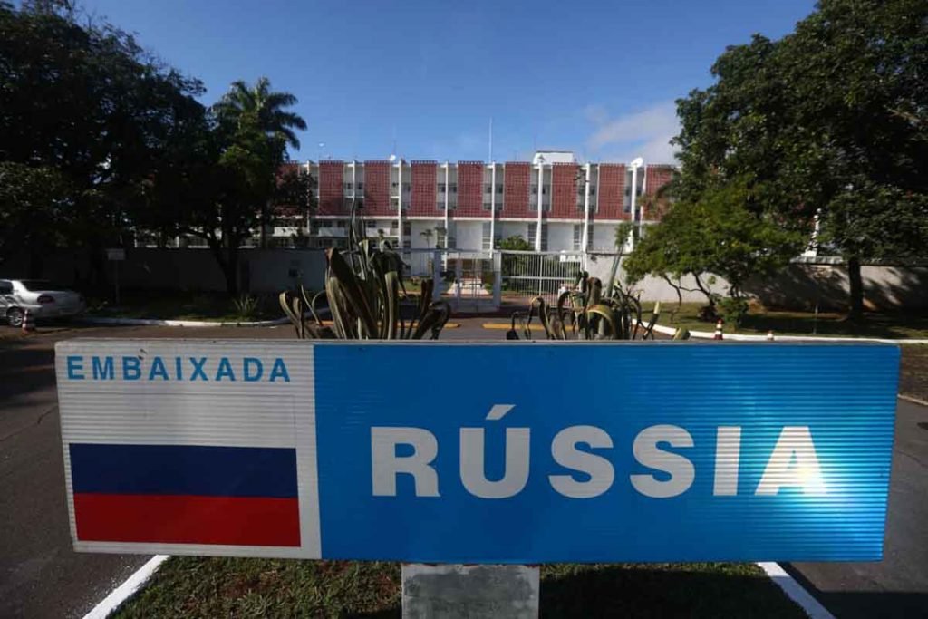 Placa indicando prédio da Embaixada da Rússia em Brasília - Metrópoles