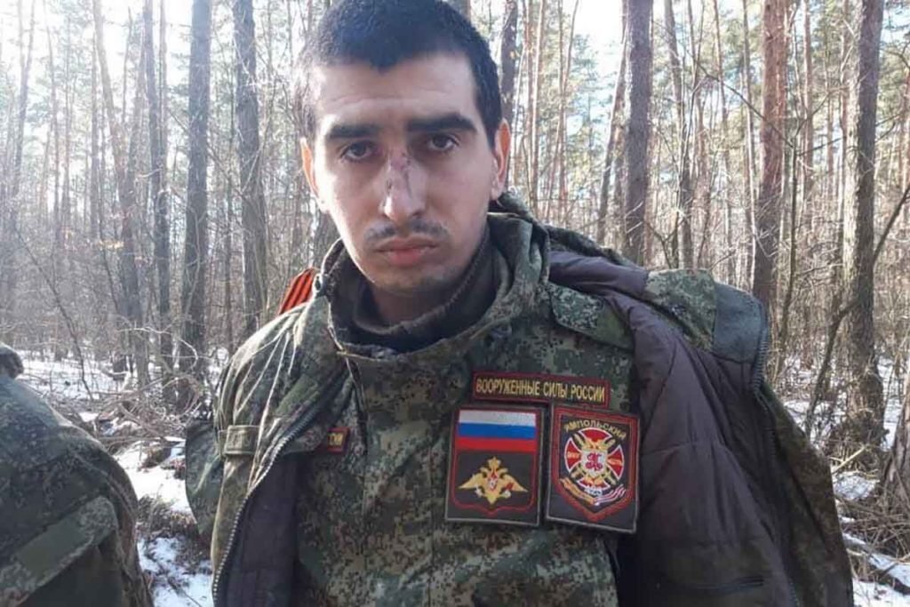 Um dos soldados russos feito de prisioneiro perto de Kiev, pela Ucrânia após a operação militar da Rússia na Ucrânia. Ele usa uniforme russo, tem ferimentos no rosto e está em meio a floresta de gelo - Metrópoles
