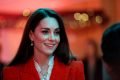 Mulher sorrindo com blazer vermelho