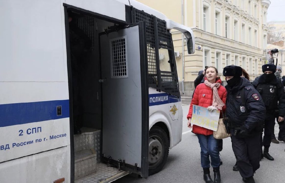 Na Rússia, ativista é presa em protesto contra invasão à Ucrânia