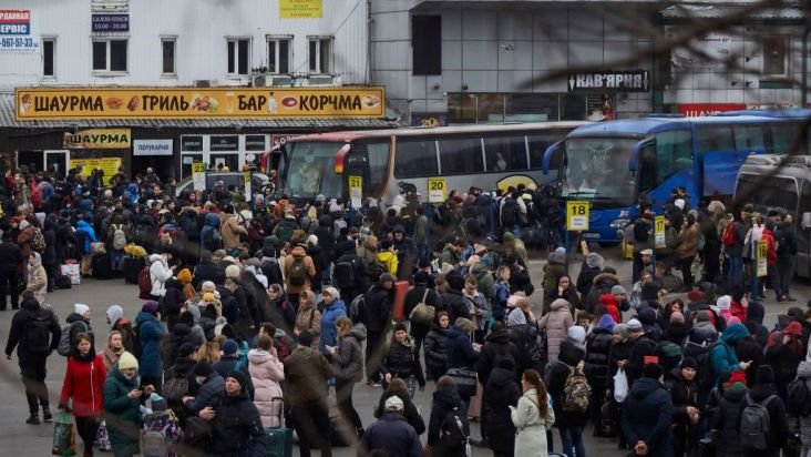 Ucranianos formam multidão para pegar ônibus-Metpoles