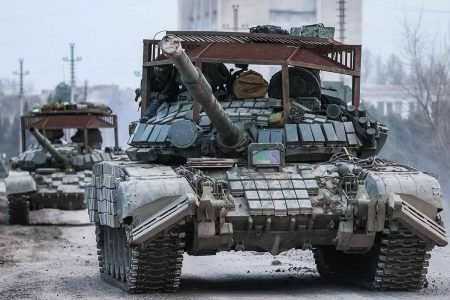 Dois tanques russos atravessam fronteira da Ucrânia em meio a cidade deserta - Metrópoles