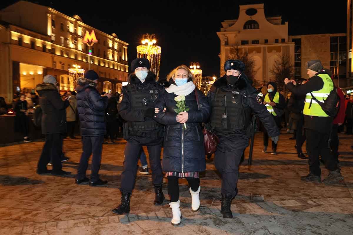 russos protestam contra guerra e polícia prende dezenas