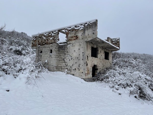 Destroços de uma casa em cima de muito gelo e ao lado de folhas - Metrópoles