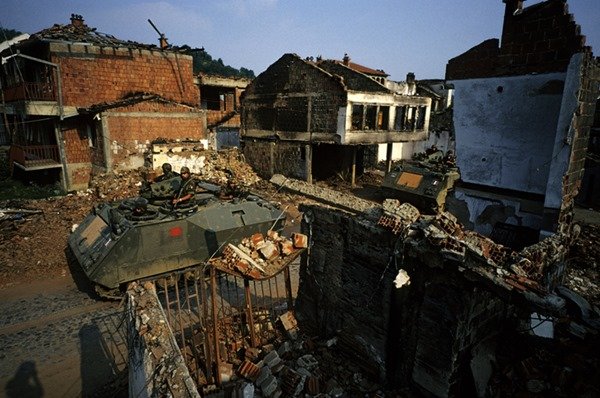 Casas destruídas pela guerra do Kosovo. Há destroços na imagem- Metrópoles