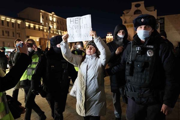 Após invasão russa na Ucrânia, militantes são presos protestando pela paz pela polícia da Rússia - Metrópoles