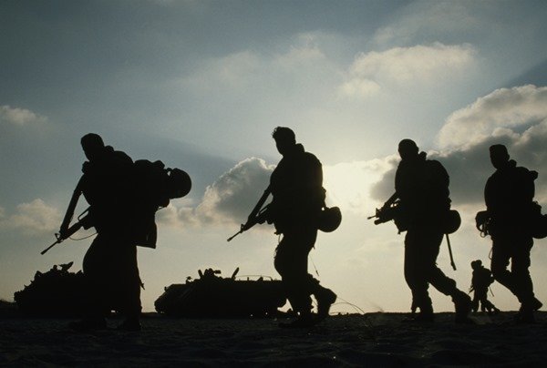Soldados marchando um ao lado do outro. Eles usam roupa do exército - Metrópoles