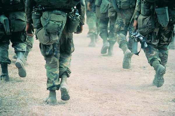 Soldados marchando um ao lado do outro. Eles usam roupa do exército - Metrópoles