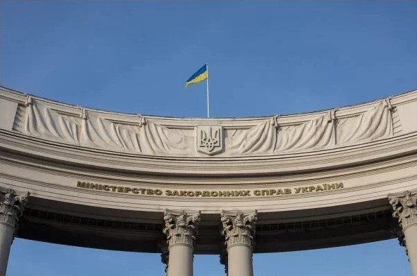 Bandeira da Ucrânia em monumento. Ao fundo vê-se o céu azul - Metrópoles
