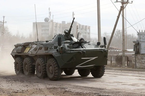 Tanque russo atravessa cidade na Crimeia, área de conflito entre Rússia e Ucrânia. Ao fundo, é possível ver névoa e uma cidade deserta - Metrópoles