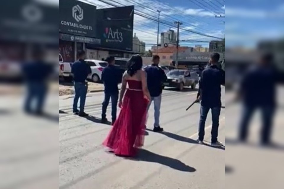 Dama de vermelho faz ensaio de casamento e para trânsito com homens armados