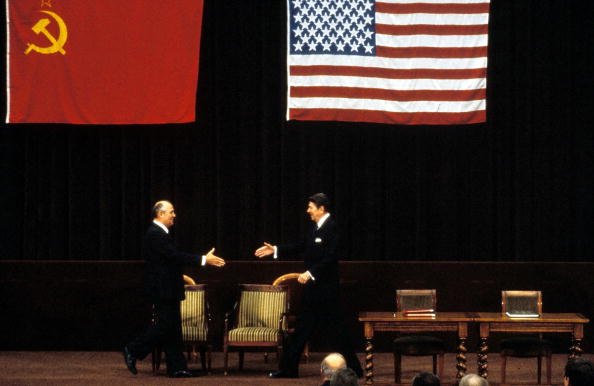 Presidente Reagan e Gorbachev encontram-se na Suíça em 1989. Eles se cumprimentam-Metrópoles