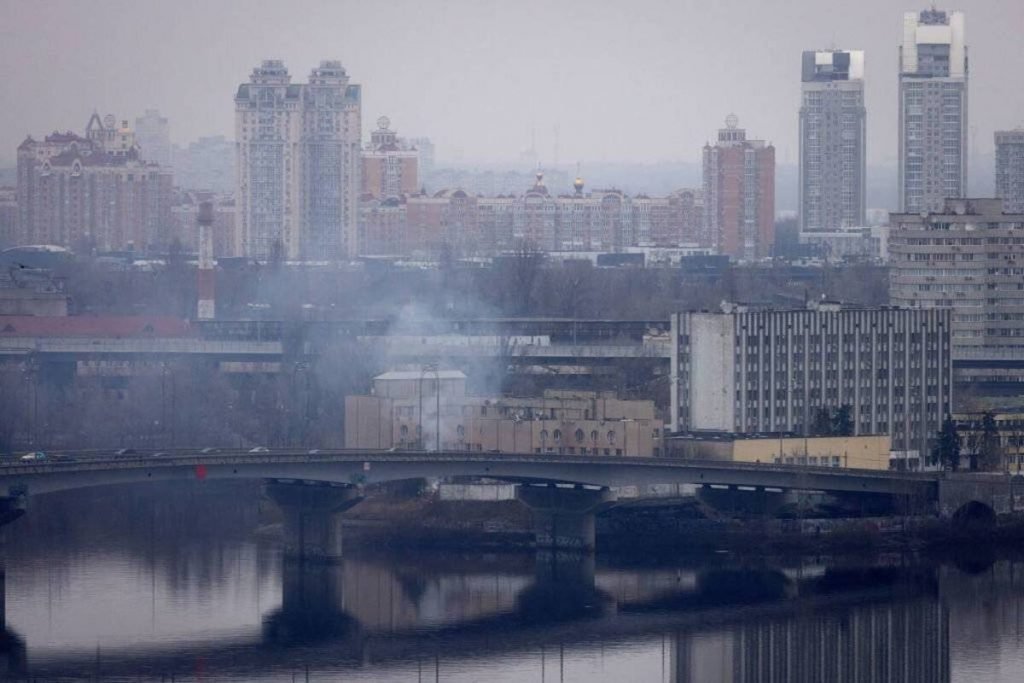 Cidade ucraniana sob fumaça de míssil russo - Metrópoles