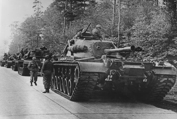 Imagem em preto e branco.  Tanques americanos na Alemanha, em 1962-Metrópoles