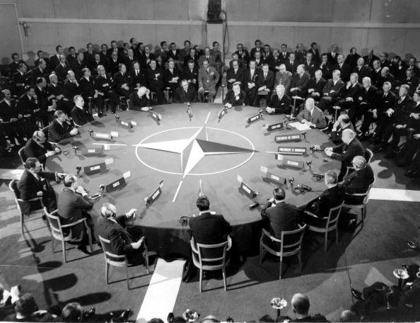 Imagem em preto e branco.  Primeira reunião de inauguração da Otan, em 1949-Metrópoles