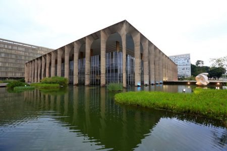 Palácio do Itamaraty, na Esplanada dos Ministérios. Vê-se em primeiro plano o lago e ao fundo o prédio - Metrópoles. Ministério das Relações Exteriores do Brasil