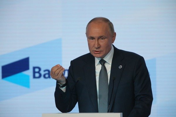 Vladimir Putin, presidente russo.  Ele usa terno e gravata e olhapoles para frente- Metrópoles