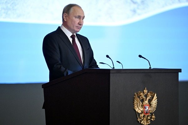 Vladimir Putin, presidente russo. Ele usa terno e gravata e olha seriamente para a frente- Metrópoles
