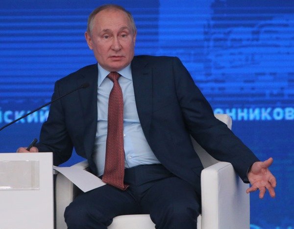 Vladimir Putin, presidente russo. Ele usa terno e gravata e olha seriamente para a frente- Metrópoles