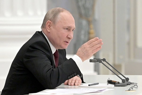 Vladimir Putin, presidente russo.  Ele usa terno e gravata e olhapoles para frente- Metrópoles