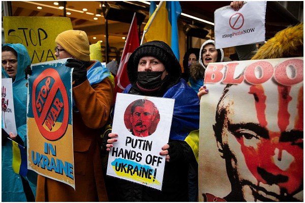 Cidadãos aparecem protestando contra a invasão Russa na Ucrânia-Merópoles