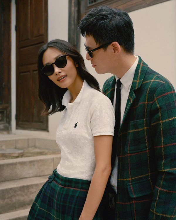 Casal de asiáticos posando para foto com roupas da Ralph Lauren.