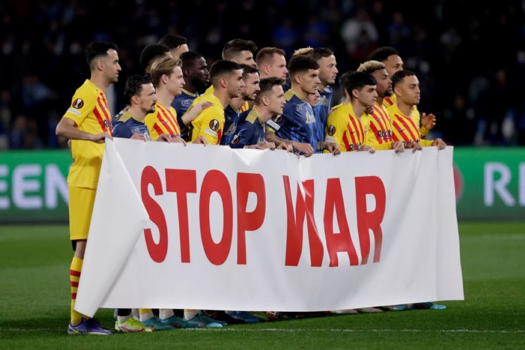 Jogadores de Napoli e Barcelona protestam contra guerra na Ucrãnia