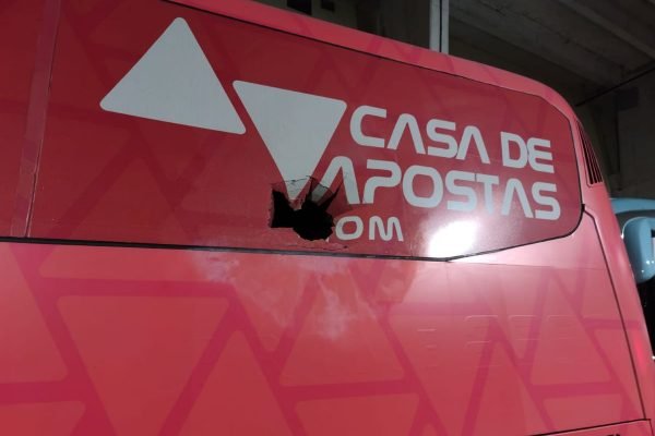 #Esporte: Ônibus do Bahia é atacado e goleiro fica ferido; veja imagens