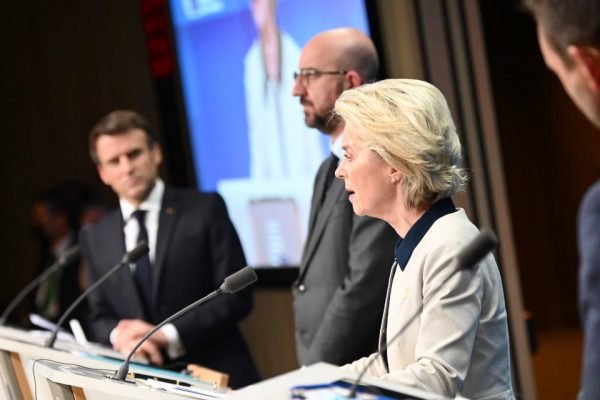 Ursula von de Leyen, presidente da Comissão Europeia, fala sobre crisa na Ucrânia e Rússia. Ela é observada pelo presidente frânces, Emanuel Macron - Metrópoles