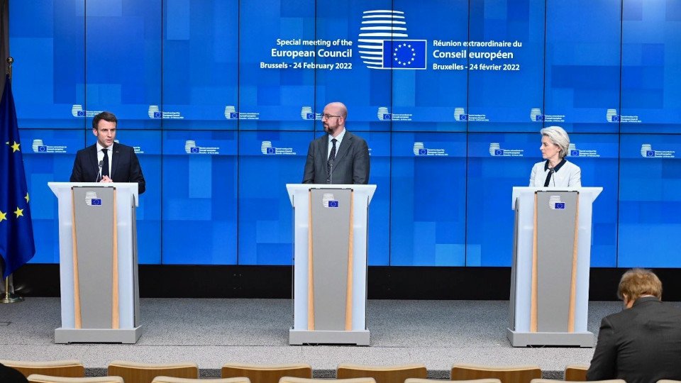 Emanuel Macron, presidente francês, fala ao lado de representantes da Comissão Europeia sobre crise na Ucrânia e Rússia. Eles estão lado a lado, em púlpitos - Metrópoles