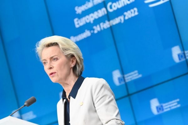 A presidente da Comissão Europeia, Ursula von der Leyen, fala em pronunciamento sobre a crise na Ucrânia e anuncia sanções à Rússia. Ela é loira, de olho azul e pele clara e fala ao microfone - Metrópoles