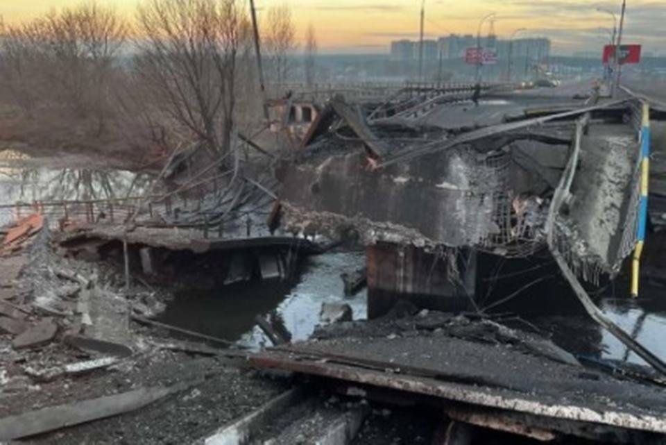 Russos se aproximam de Kiev e Ucrânia explode ponte para atrasá-los