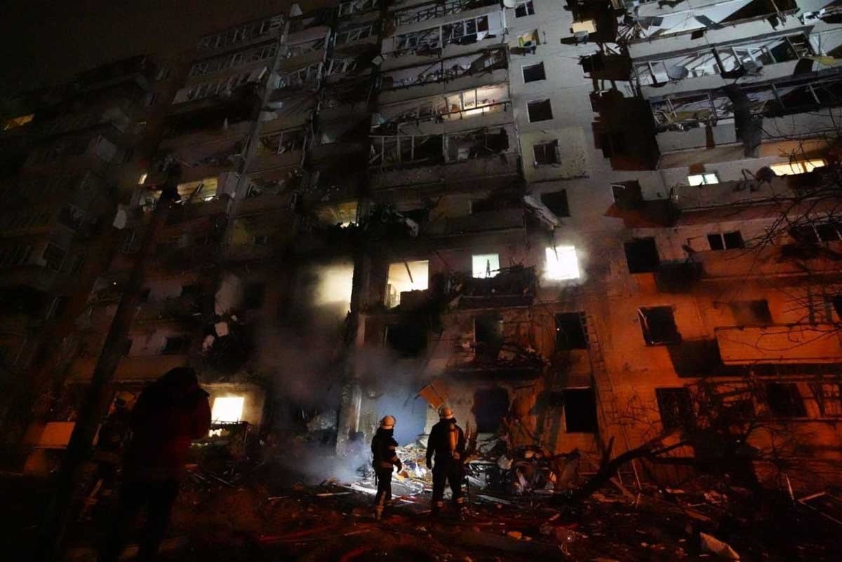 Bombeiros tentam extinguir um incêndio em Kiev - Metrópoles