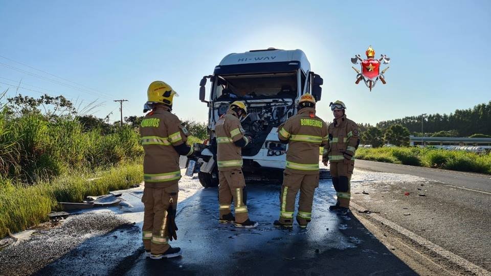 Bombeiros atendem acidente fatal com caminhões na BR-020, entre Planaltina e Formosa