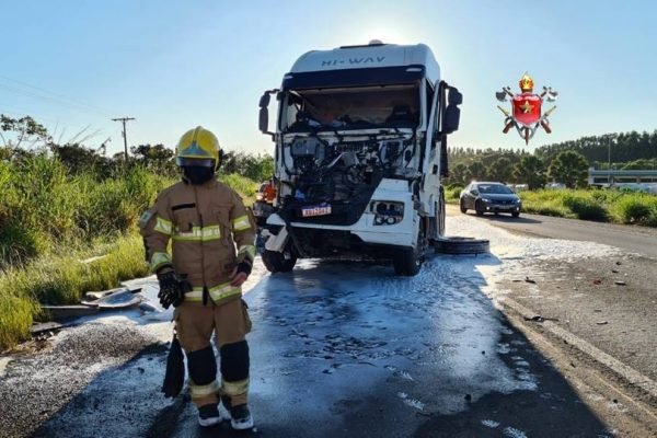 Bombeiros atendem acidente fatal com caminhões na BR-020, entre Planaltina e Formosa
