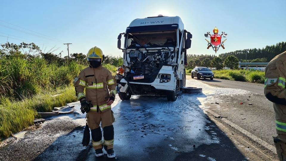 Bombeiros atendem acidente fatal com caminhões na BR-020, entre Planaltina e Formosa