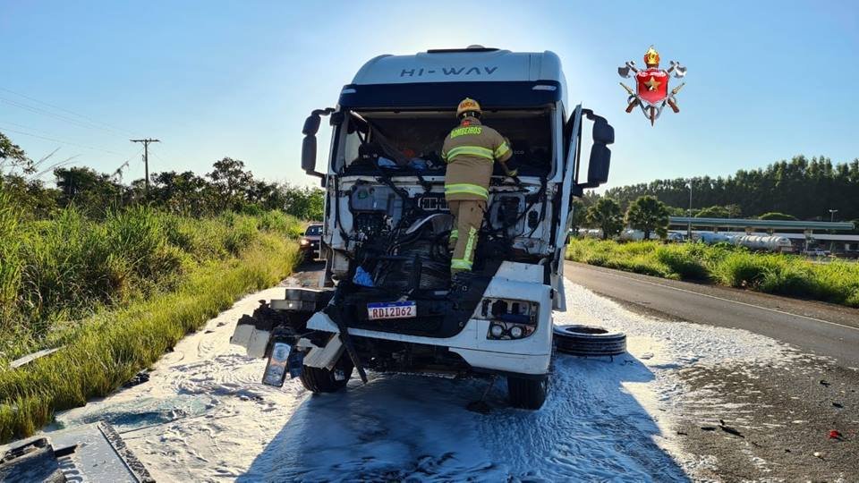 Bombeiros atendem acidente fatal com caminhões na BR-020, entre Planaltina e Formosa