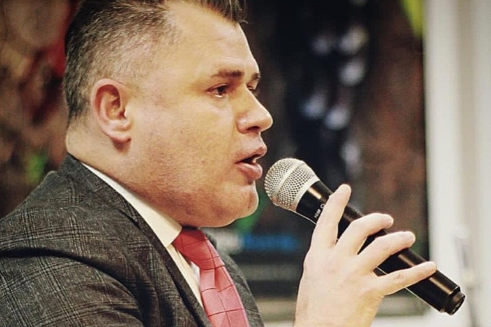 O pastor Paulo Marcelo já foi preso por porte ilegal de arma, mas diz que a arma pertencia a seu segurança