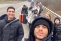 Em stories no Instagram do jogador brasileiro Edson, várias pessoas aparecem numa estrada na fronteira da Ucrânia com a Polônia - Metrópoles