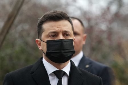 Volodymyr Olexandrovytch Zelensky, presidente da Ucrânia. Ele usa terno e gravata escuros, camiseta clara e olha seriamente para frente- Metrópoles