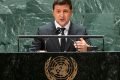 Volodymyr Olexandrovytch Zelensky, presidente da Ucrânia. Ele usa terno e gravata escuros, camiseta clara e olha seriamente para frente- Metrópoles